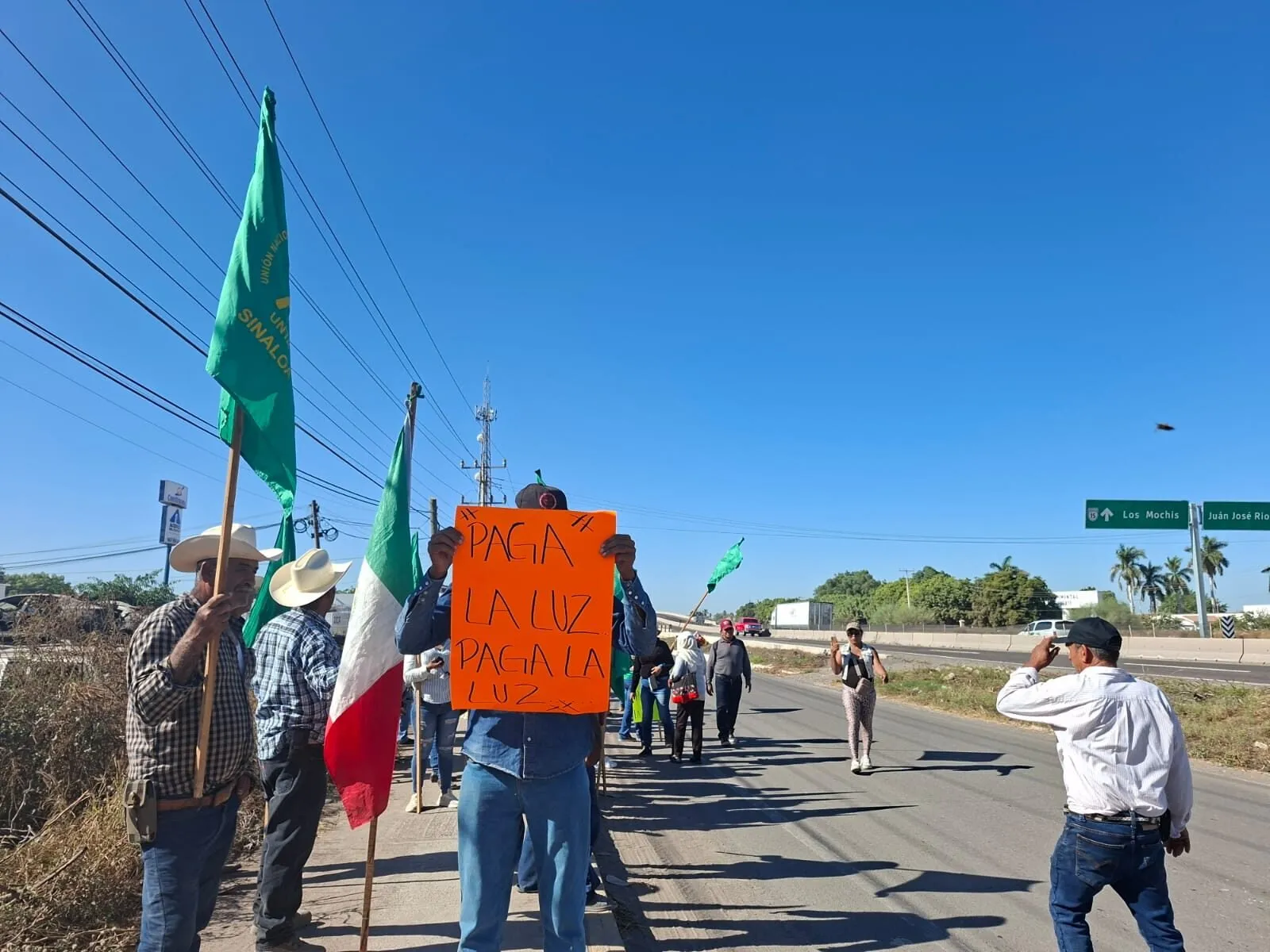 Tras bloqueo de la México-15 la UNTA acuerdan mesa de diálogo con Gobierno del Estado Tras bloqueo de la México-15 la UNTA acuerdan mesa de diálogo con Gobierno del Estado