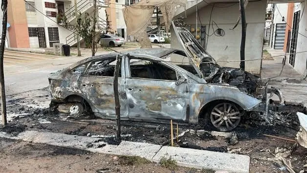 Un vehículo fue incendiado en Zona Dorada del sector Los Ángeles de Culiacán Un vehículo fue incendiado en Zona Dorada del sector Los Ángeles de Culiacán