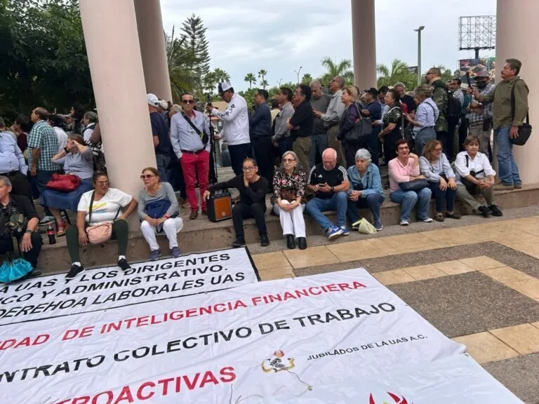 Bloquean Jubilados de la UAS avenida y protestas en Congreso; exigen pago de prestaciones Bloquean Jubilados de la UAS avenida y protestas en Congreso; exigen pago de prestaciones
