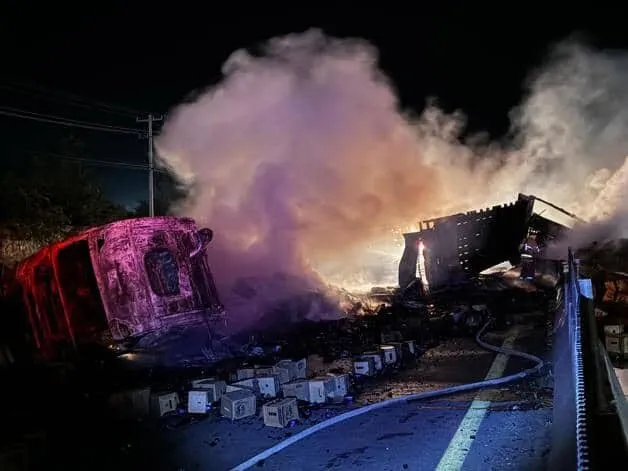 Accidente en la México 15: Tráiler cargado de cerveza vuelca y se incendia en Los Mochis Accidente en la México 15: Tráiler cargado de cerveza vuelca y se incendia en Los Mochis