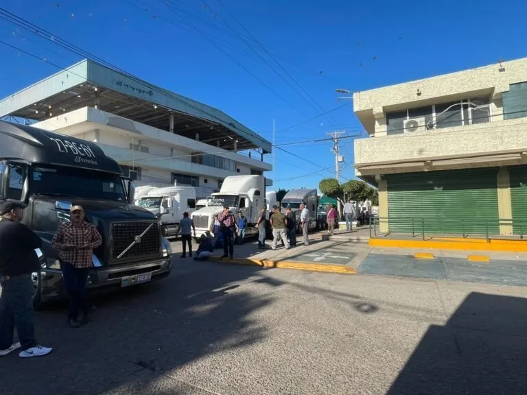 Transportistas bloquean oficinas de la Subdelegación del IMSS en Los Mochis; denuncian abusos en cobros Transportistas bloquean oficinas de la Subdelegación del IMSS en Los Mochis; denuncian abusos en cobros