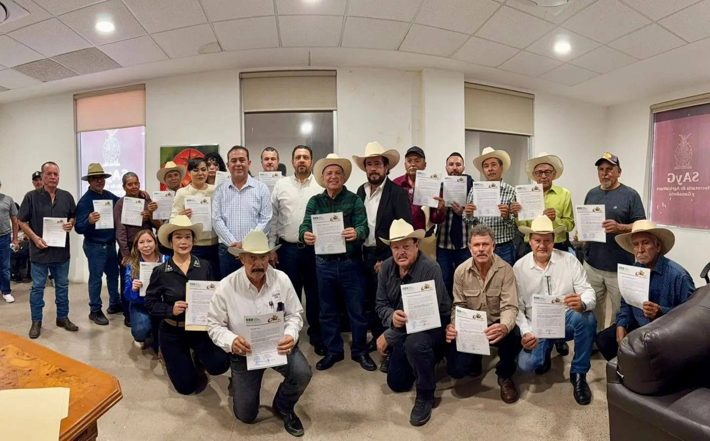 Secretario Ismael Bello Esquivel toma protesta a Francisco Meza para nuevo período en la CCI de Sinaloa Secretario Ismael Bello Esquivel toma protesta a Francisco Meza para nuevo período en la CCI de Sinaloa
