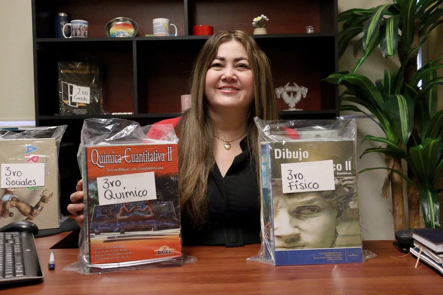 Garantiza la UAS formación de calidad, con la entrega oportuna de libros de texto en todo el estado a 60 mil alumnos de nivel bachillerato Garantiza la UAS formación de calidad, con la entrega oportuna de libros de texto en todo el estado a 60 mil alumnos de nivel bachillerato