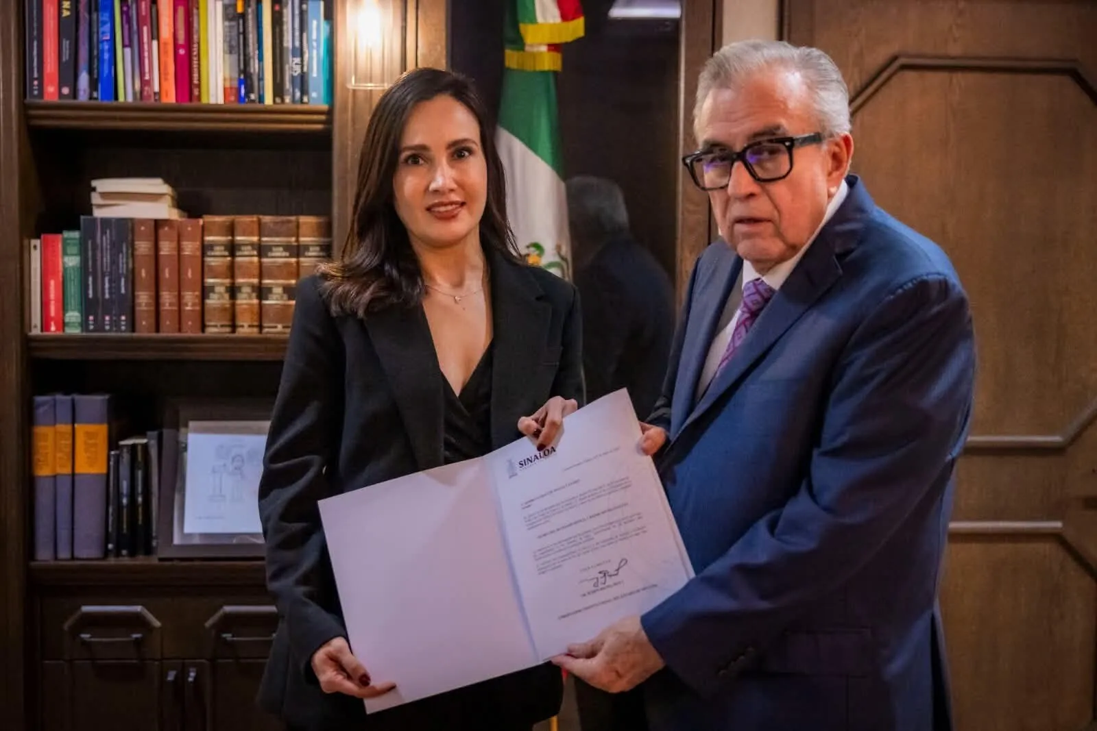 Gobernador Rocha toma protesta a Sandra Angulo Cázarez como secretaria de Transparencia y Rendición de Cuentas Gobernador Rocha toma protesta a Sandra Angulo Cázarez como secretaria de Transparencia y Rendición de Cuentas