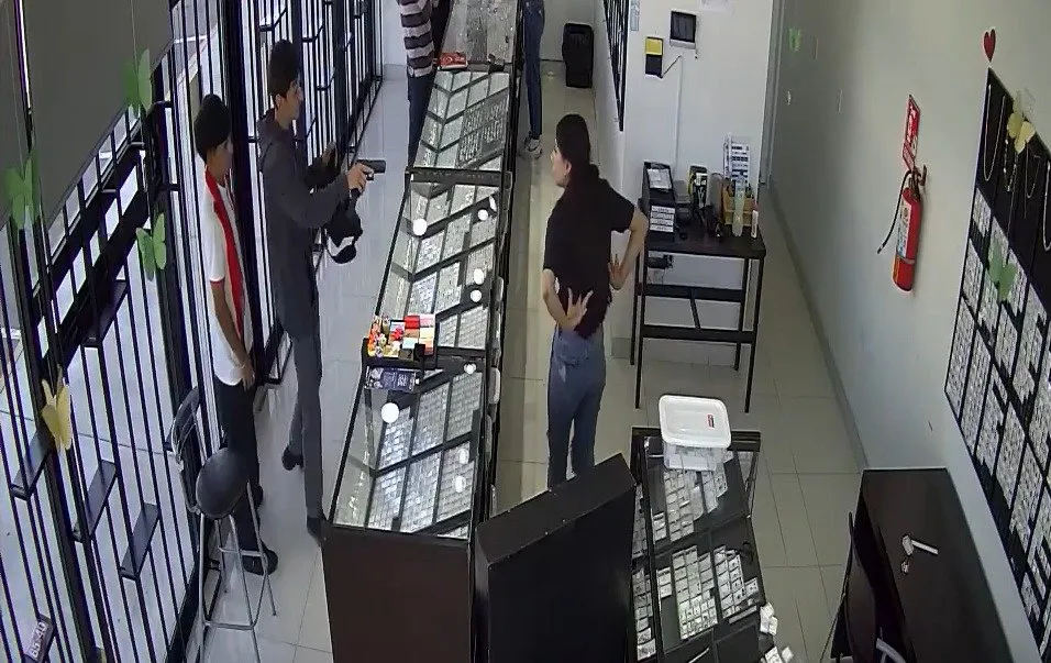 Asalto en domicilio de Apodaca deja pérdidas por 100 mil pesos Asalto en domicilio de Apodaca deja pérdidas por 100 mil pesos