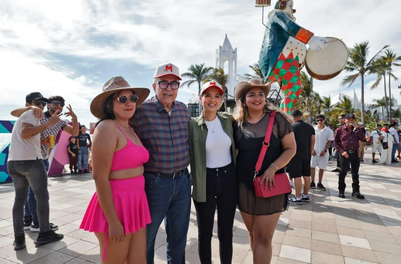 Gobernador Rocha Moya da la bienvenida a turistas que disfrutan del Carnaval Internacional de Mazatlán Gobernador Rocha Moya da la bienvenida a turistas que disfrutan del Carnaval Internacional de Mazatlán