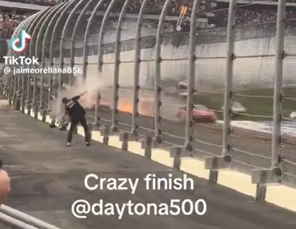 Caos y polémica en Daytona: cenizas lanzadas en la última vuelta Caos y polémica en Daytona: cenizas lanzadas en la última vuelta