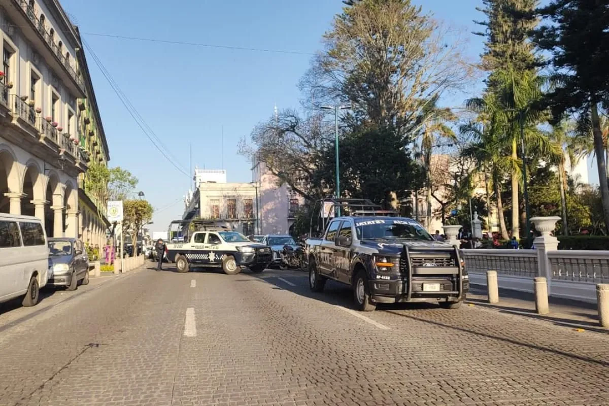 PANICO EN EL CENTRO DE XALAPA TRAS OPERATIVO POR VEHÍCULO CON REPORTE DE ROBO PANICO EN EL CENTRO DE XALAPA TRAS OPERATIVO POR VEHÍCULO CON REPORTE DE ROBO