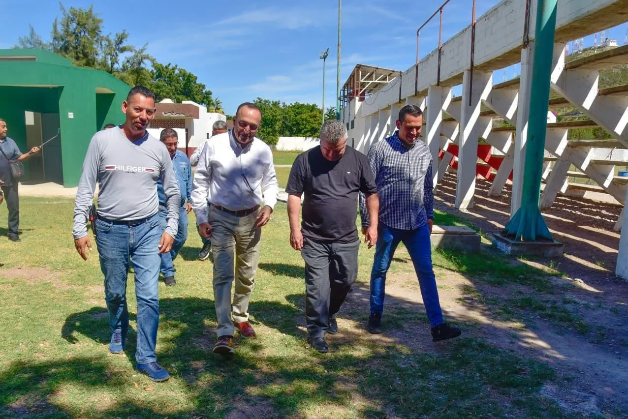 “Vale mucho la pena que el presidente Antonio Menéndez esté cerca de la comunidad futbolera”: Víctor Contreras “Vale mucho la pena que el presidente Antonio Menéndez esté cerca de la comunidad futbolera”: Víctor Contreras