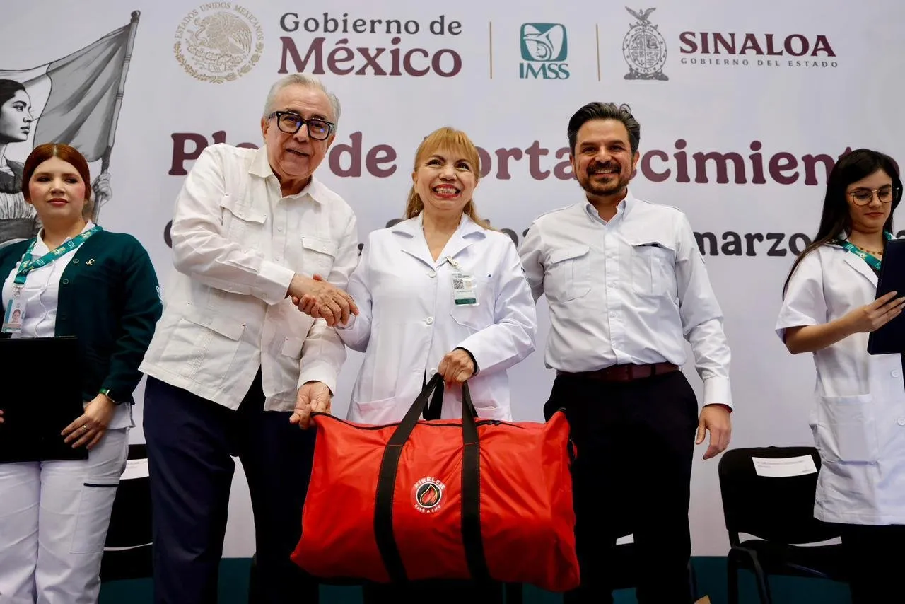 Certeza y justicia laboral reciben trabajadores del IMSS en Sinaloa, asegura Gobernador Rocha Certeza y justicia laboral reciben trabajadores del IMSS en Sinaloa, asegura Gobernador Rocha