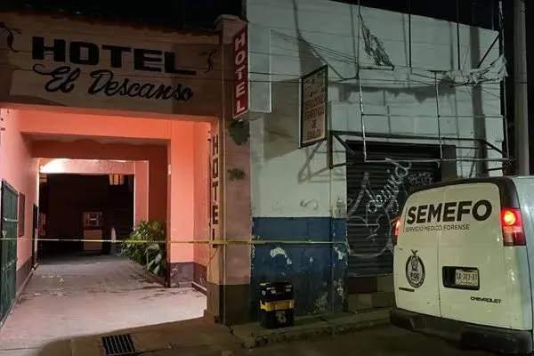 Ejecutan a un hombre a balazos y lo dejan en el patio de un hotel en el sector centro de Culiacán Ejecutan a un hombre a balazos y lo dejan en el patio de un hotel en el sector centro de Culiacán