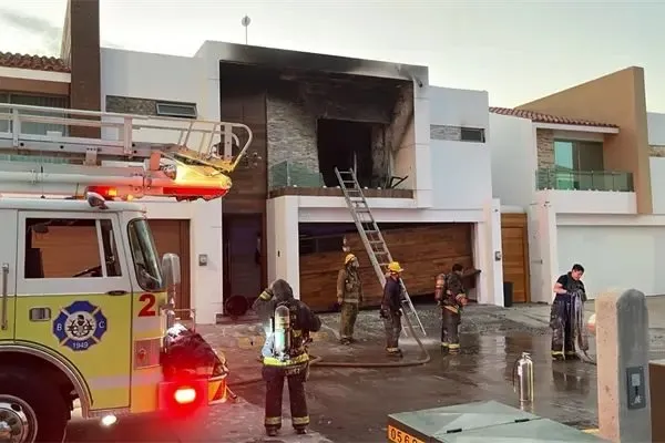 Grupo de hombres prenden fuego a una residencia en Portalegre Estates III en Culiacán Grupo de hombres prenden fuego a una residencia en Portalegre Estates III en Culiacán