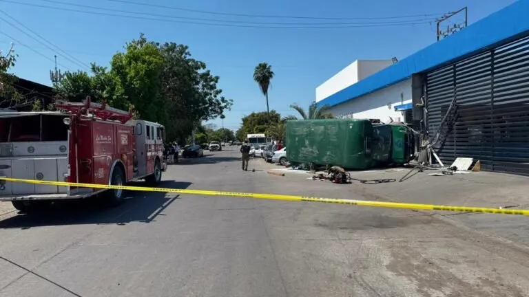 Accidente automovilístico tipo carambola deja a una mujer sin vida frente a la secundaria IMA Accidente automovilístico tipo carambola deja a una mujer sin vida frente a la secundaria IMA