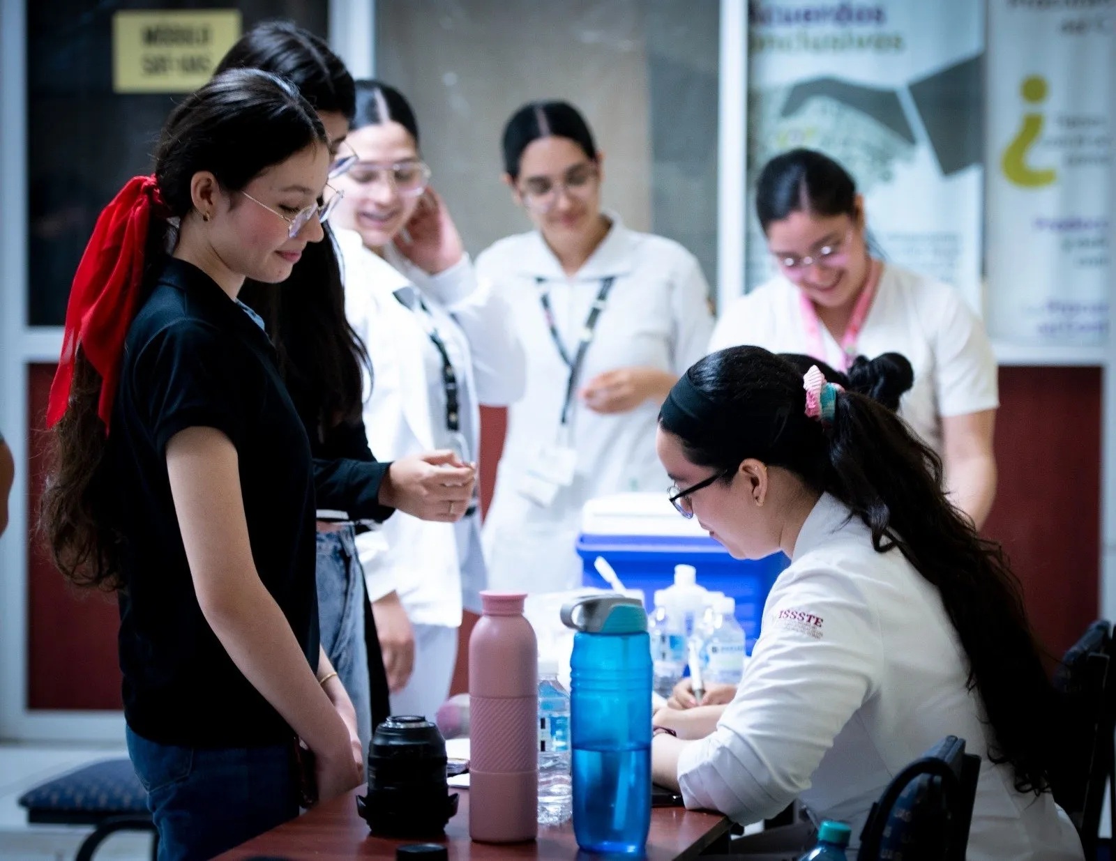 ¡Protección para todos! Bienestar Universitario y el Sector Salud llevan vacunación a estudiantes y personal de la Facultad de Contaduría y Administración ¡Protección para todos! Bienestar Universitario y el Sector Salud llevan vacunación a estudiantes y personal de la Facultad de Contaduría y Administración