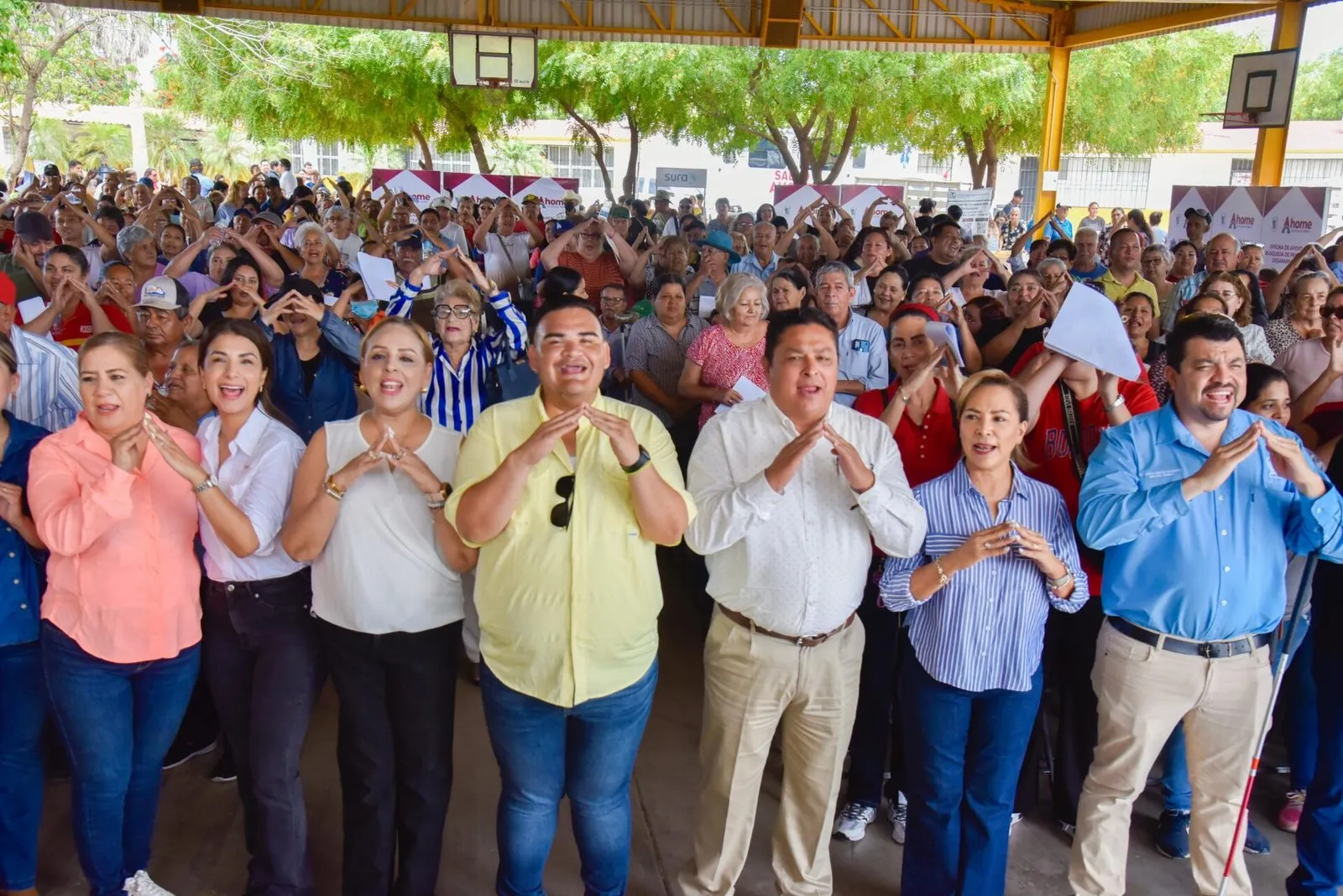 Cientos de apoyos de las Caravanas del Bienestar a habitantes de Álamos Country y colonias aledañas Cientos de apoyos de las Caravanas del Bienestar a habitantes de Álamos Country y colonias aledañas