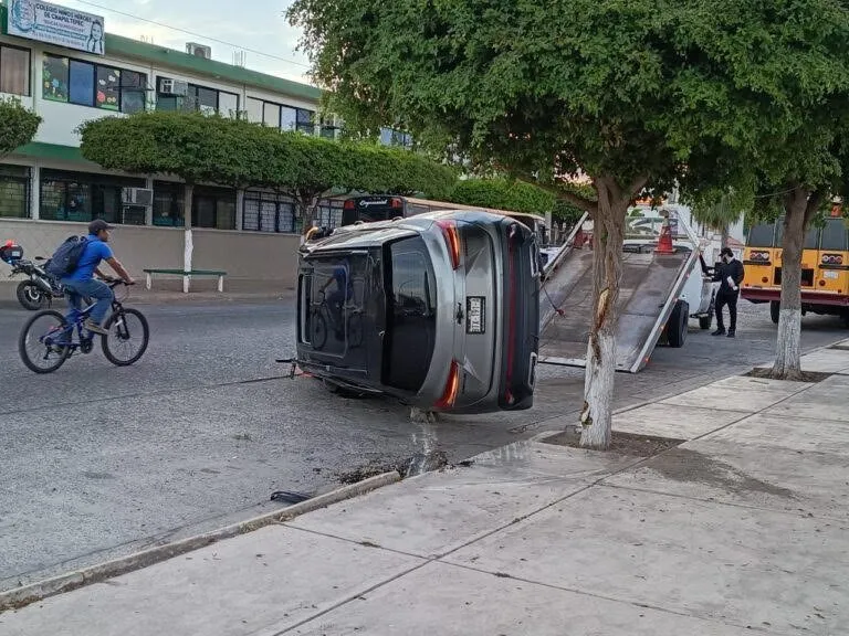 Colisión de autos ocasiona la volcadura de una de las unidades; resulta un herido Colisión de autos ocasiona la volcadura de una de las unidades; resulta un herido