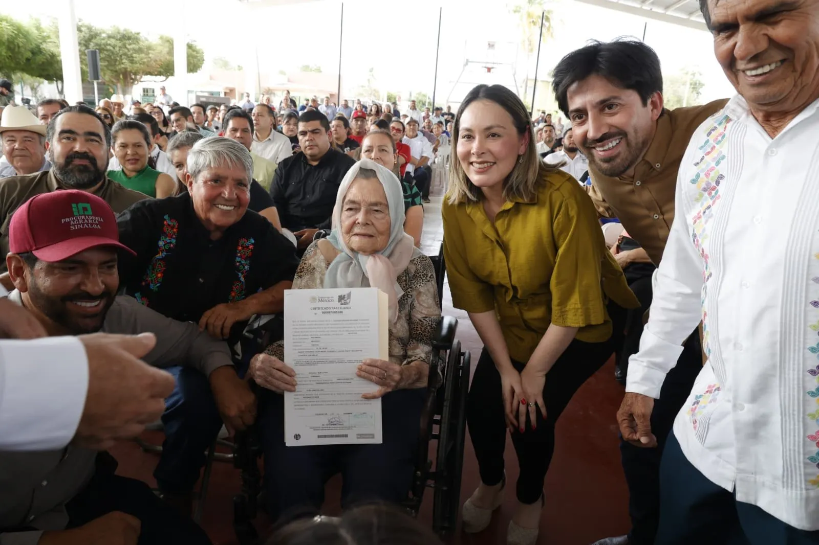 Gobernadora Yeraldine entregó títulos de propiedad que dan certeza jurídica a familias de Mocorito Gobernadora Yeraldine entregó títulos de propiedad que dan certeza jurídica a familias de Mocorito