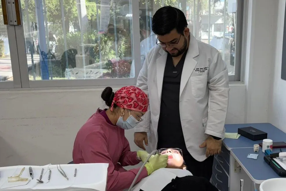¡Más allá de la estética! Investigador de la UAS desarrolla estudio para prevenir bacterias y caries durante el uso de cemento para brackets ¡Más allá de la estética! Investigador de la UAS desarrolla estudio para prevenir bacterias y caries durante el uso de cemento para brackets