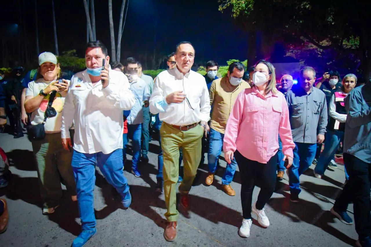 Gobierno del Estado y Municipio de Ahome dan seguimiento a familias afectadas por incendio en Plaza Fiesta Las Palmas Gobierno del Estado y Municipio de Ahome dan seguimiento a familias afectadas por incendio en Plaza Fiesta Las Palmas
