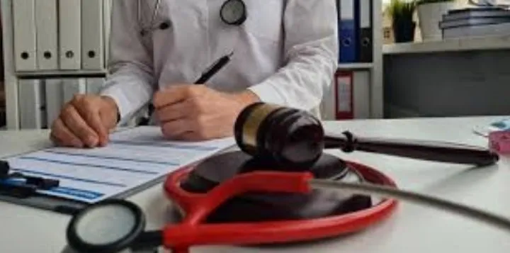 Entraste al hospital por un resfriado y saliste en una caja: la negligencia se paga con la vida Entraste al hospital por un resfriado y saliste en una caja: la negligencia se paga con la vida