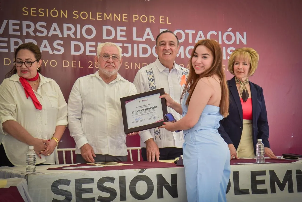 Reconoce Alcalde a jóvenes voluntarias rescatistas del Ej. Mochis, que auxiliaron en siniestro de Plaza Fiesta Las Palmas. Reconoce Alcalde a jóvenes voluntarias rescatistas del Ej. Mochis, que auxiliaron en siniestro de Plaza Fiesta Las Palmas.
