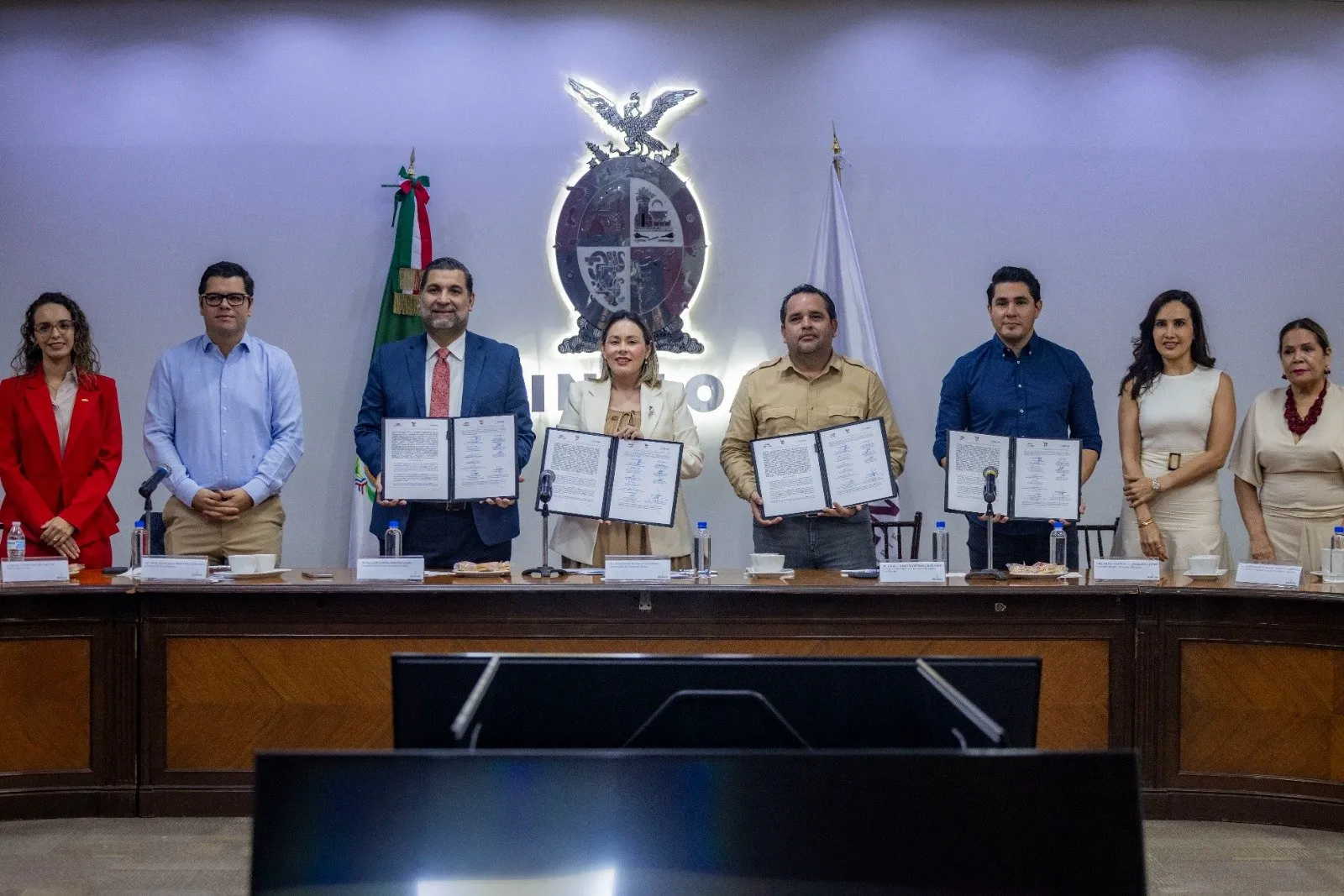 Gobernadora Yeraldine signa convenio con la CMIC nacional Gobernadora Yeraldine signa convenio con la CMIC nacional