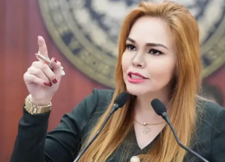 Paola Gárate asegura que le asignan “guarura solo para eventos” tras corona fúnebre en su casa Paola Gárate asegura que le asignan “guarura solo para eventos” tras corona fúnebre en su casa