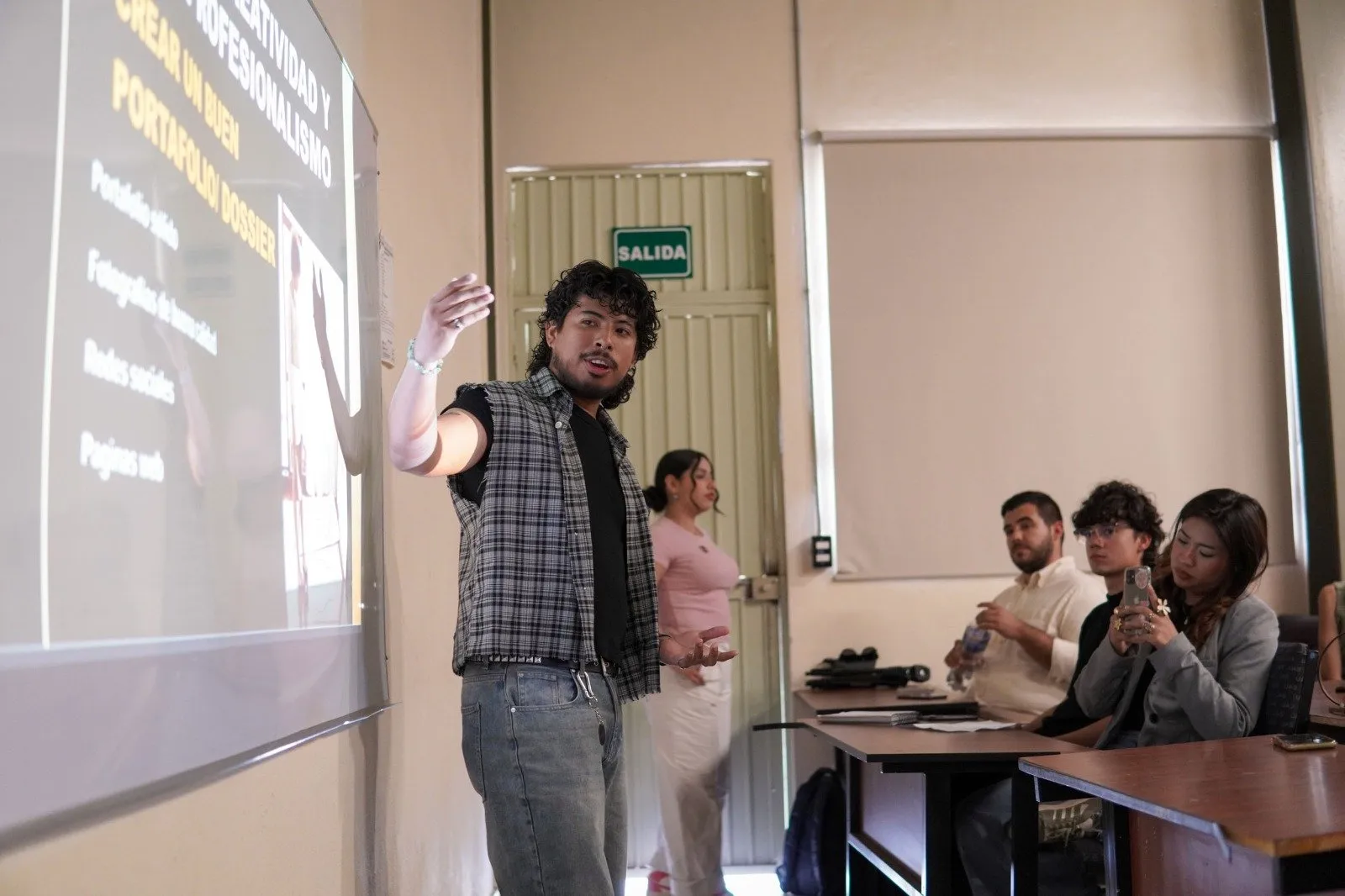 ¡Cómo cobrar por tu arte! Orienta el muralista Luis Manuel González a futuros artistas de la UAS sobre mercado laboral y el valor justo de su trabajo ¡Cómo cobrar por tu arte! Orienta el muralista Luis Manuel González a futuros artistas de la UAS sobre mercado laboral y el valor justo de su trabajo
