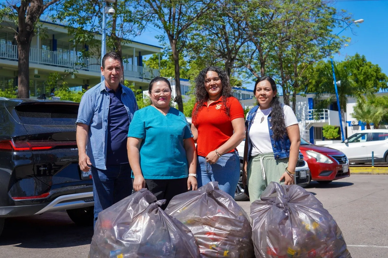 Reciclar para transformar: La Facultad de Odontología entrega a Bienestar Universitario 60 kilos de PET y tapaderas, promoviendo la sustentabilidad Reciclar para transformar: La Facultad de Odontología entrega a Bienestar Universitario 60 kilos de PET y tapaderas, promoviendo la sustentabilidad