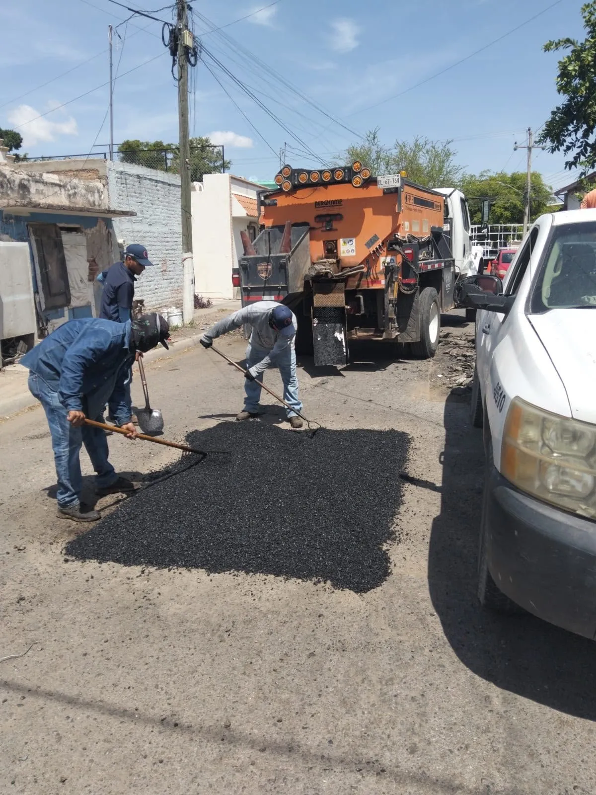 COMUN atiende bacheo y reposición de carpeta asfáltica en vialidades de Los Mochis COMUN atiende bacheo y reposición de carpeta asfáltica en vialidades de Los Mochis