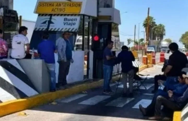 Productores mantienen tomada caseta Costa Rica y abren pluma, pero no quitan el dedo del renglón Productores mantienen tomada caseta Costa Rica y abren pluma, pero no quitan el dedo del renglón