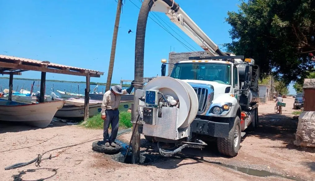 “Refuerza Ahome obras de cárcamos, drenajes y limpieza de canales para prevenir afectaciones por lluvias”: Antonio Menéndez “Refuerza Ahome obras de cárcamos, drenajes y limpieza de canales para prevenir afectaciones por lluvias”: Antonio Menéndez