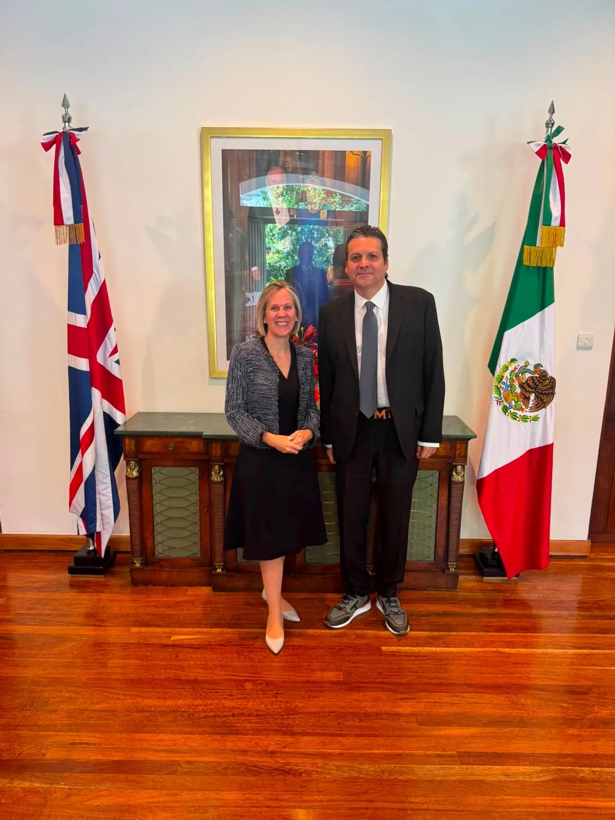Mario Zamora lleva a la embajada Británica propuesta sobre opioides medicinales y educación internacional Mario Zamora lleva a la embajada Británica propuesta sobre opioides medicinales y educación internacional