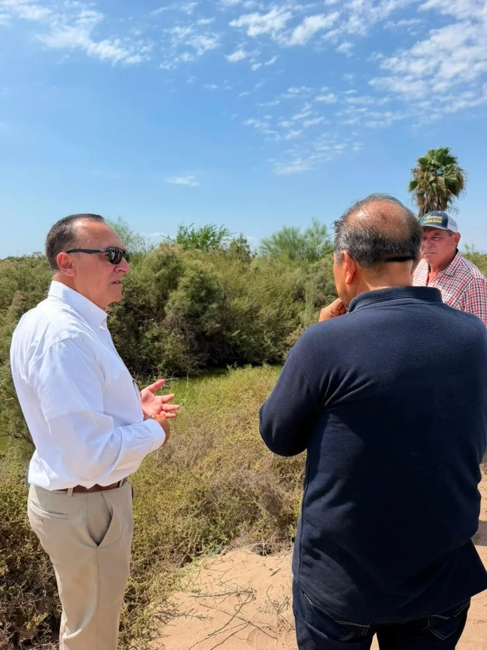 Antonio Menéndez supervisa la segunda de tres etapas que comprenden la limpieza del Dren Juárez al sur Antonio Menéndez supervisa la segunda de tres etapas que comprenden la limpieza del Dren Juárez al sur