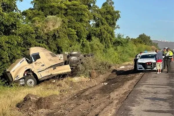 Vuelca tráiler cargado con manzana en México 15; hay tres lesionados Vuelca tráiler cargado con manzana en México 15; hay tres lesionados
