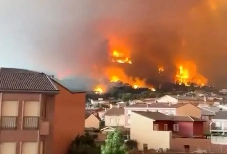 Tragedia en el Mediterráneo: Miles de desplazados y víctimas mortales dejan los feroces incendios forestales en el sur de Europa Tragedia en el Mediterráneo: Miles de desplazados y víctimas mortales dejan los feroces incendios forestales en el sur de Europa