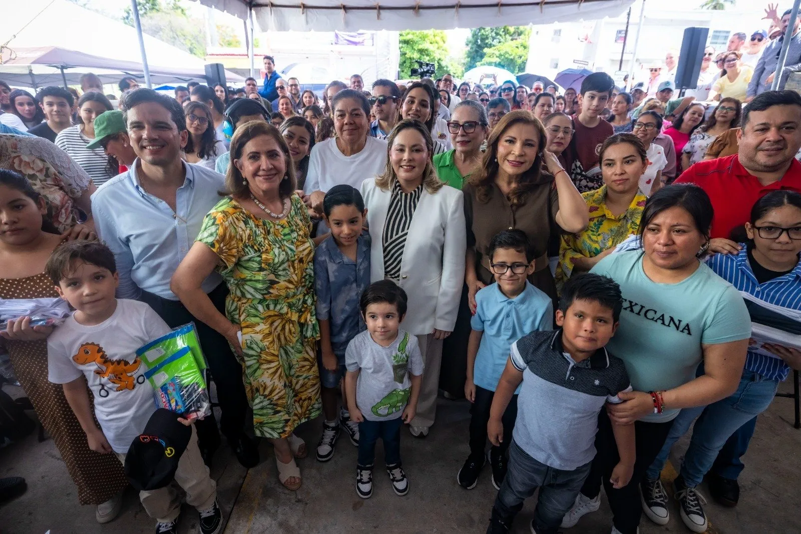Gobernadora Yeraldine puso en marcha el canje de uniformes, útiles escolares y calzado deportivo Gobernadora Yeraldine puso en marcha el canje de uniformes, útiles escolares y calzado deportivo