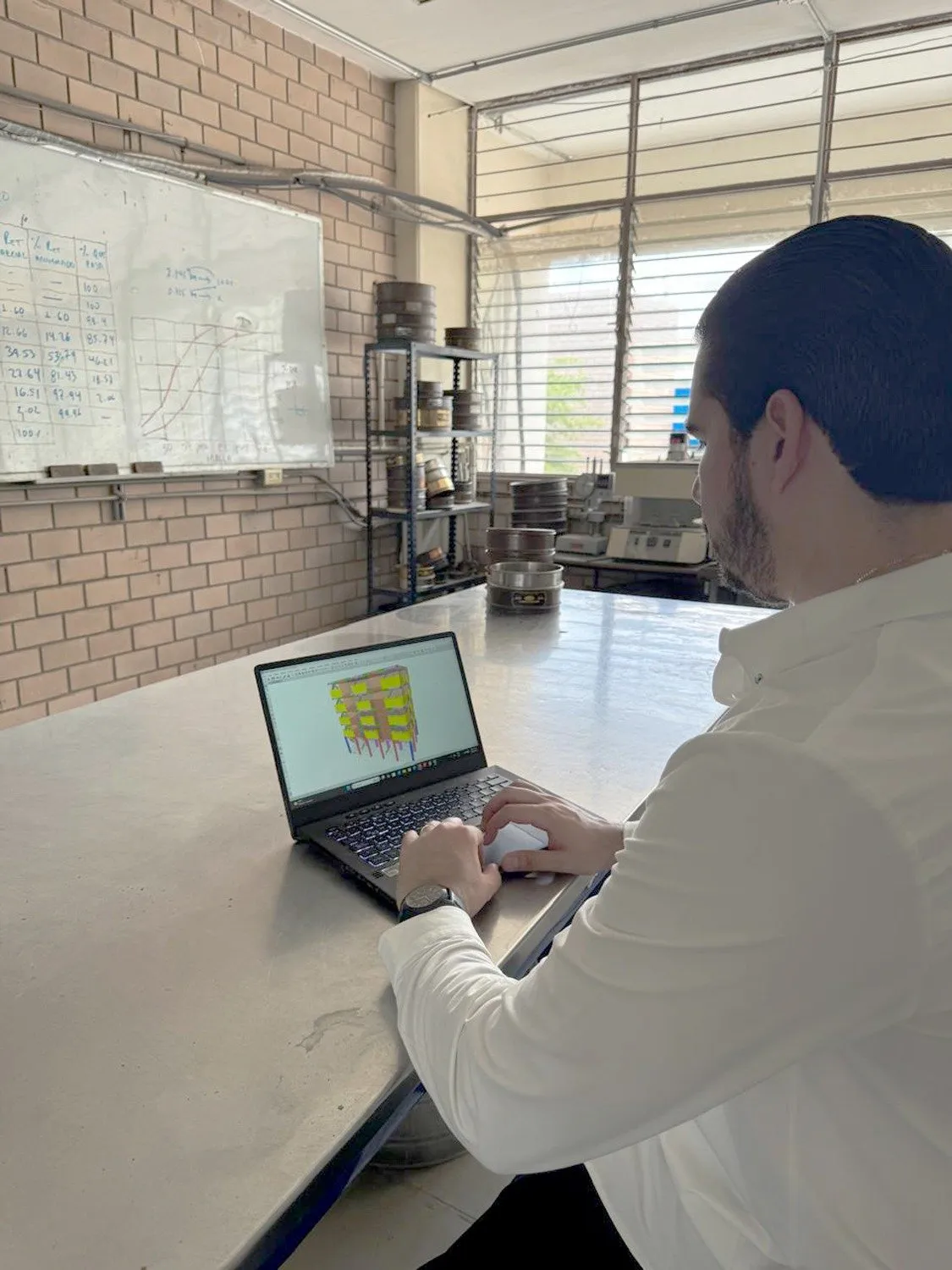 Investigador de la UAS propone sistema híbrido, para reforzar edificios con planta baja débil destinada a estacionamiento ante sismos Investigador de la UAS propone sistema híbrido, para reforzar edificios con planta baja débil destinada a estacionamiento ante sismos