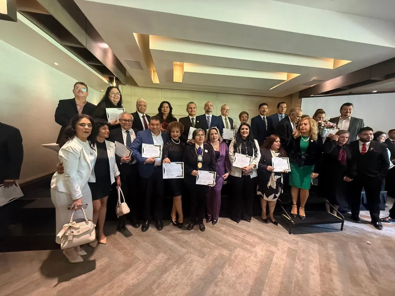 Reconocen trayectoria jurídica y servicio público de Alfonso Carlos Ontiveros Salas; la CONCAM premia su trayectoria de 38 años de ética Reconocen trayectoria jurídica y servicio público de Alfonso Carlos Ontiveros Salas; la CONCAM premia su trayectoria de 38 años de ética