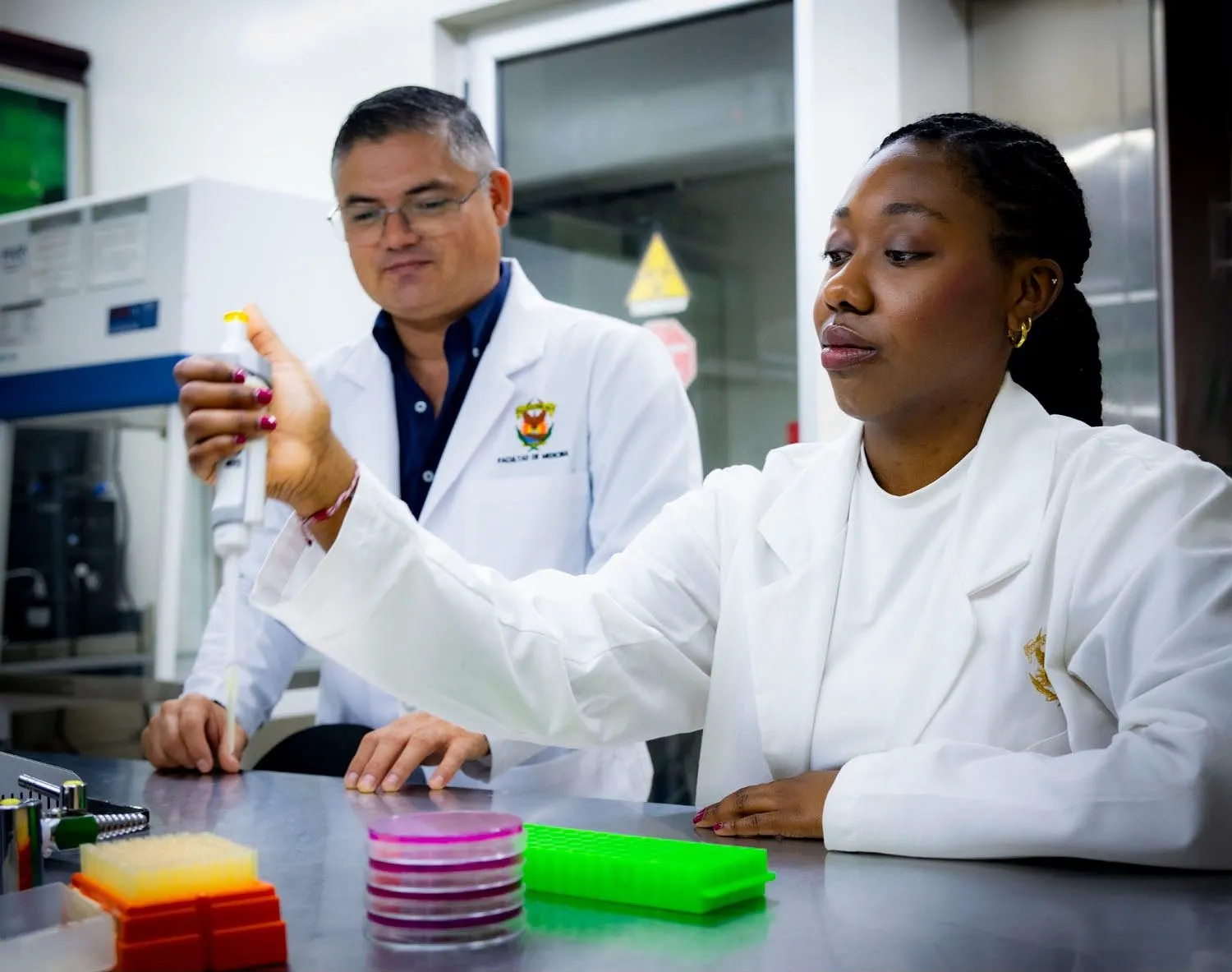 ¡La medicina no tiene fronteras! Estudiantes de Canadá y Brasil viven la experiencia de la investigación en la UAS; estudian el impacto de la bacteria E. coli ¡La medicina no tiene fronteras! Estudiantes de Canadá y Brasil viven la experiencia de la investigación en la UAS; estudian el impacto de la bacteria E. coli