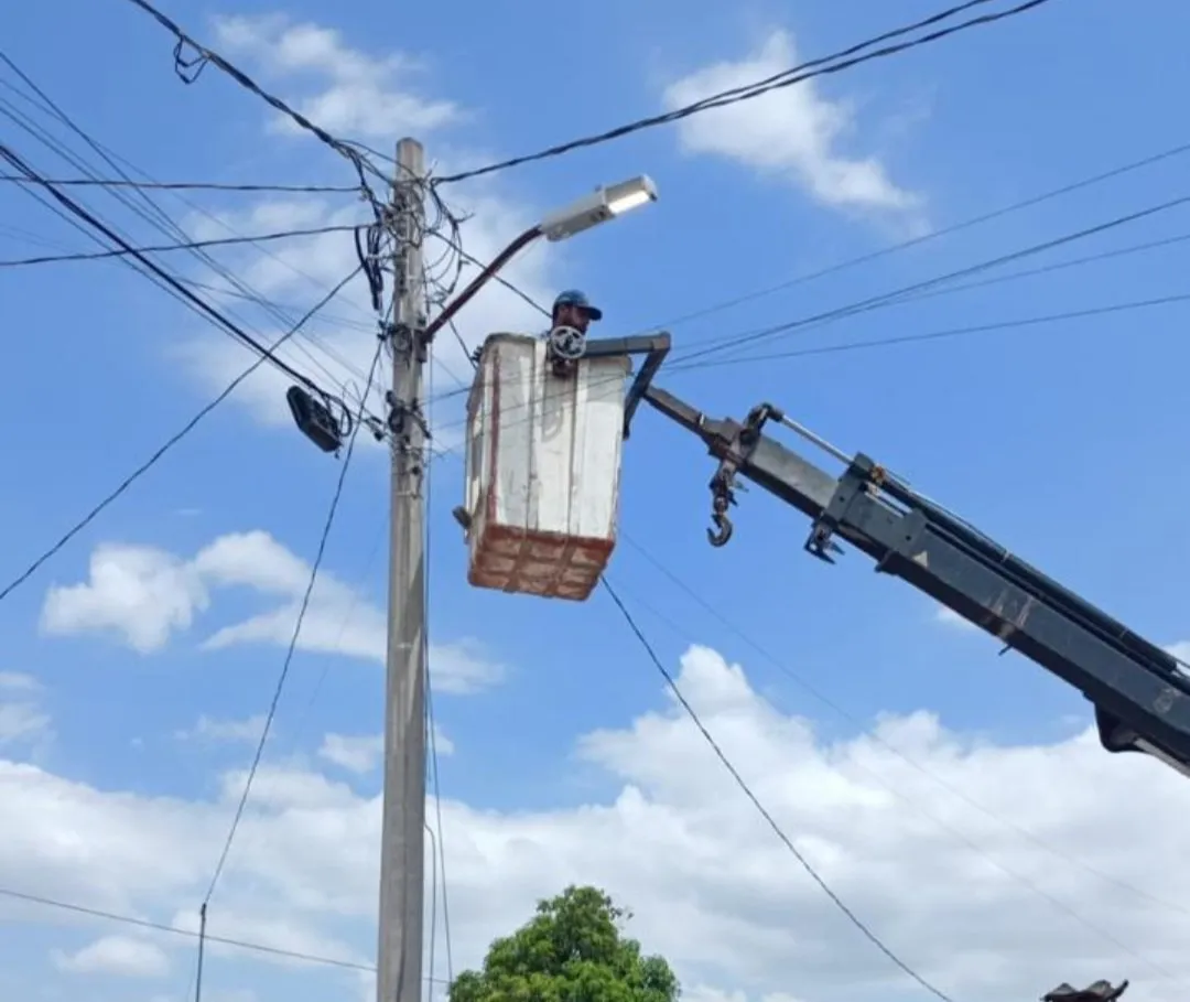 Servicios Públicos instalará 200 nuevas luminarias en 10 colonias de Los Mochis Servicios Públicos instalará 200 nuevas luminarias en 10 colonias de Los Mochis
