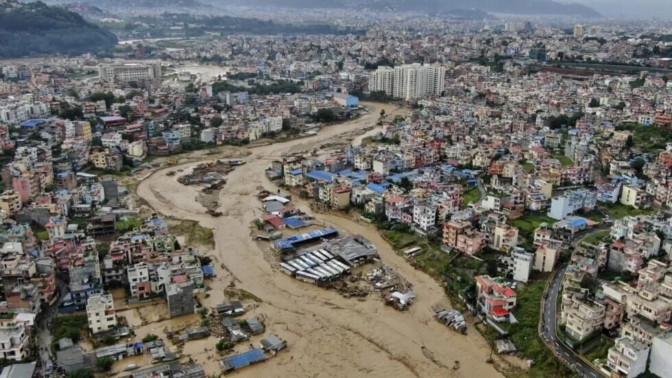Catástrofe en el Himalaya: Una violenta crecida de ríos e inundaciones repentinas deja decenas de muertos y cientos de desaparecidos en Nepal Catástrofe en el Himalaya: Una violenta crecida de ríos e inundaciones repentinas deja decenas de muertos y cientos de desaparecidos en Nepal