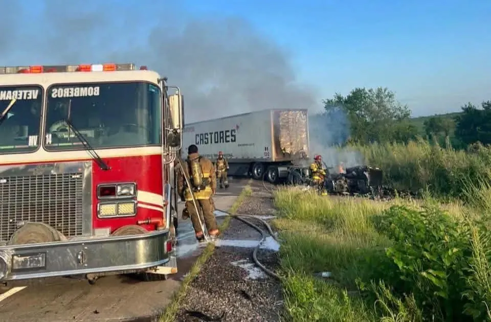 Se mata prensado y arde el tráiler: choque brutal paraliza la Mazatlán-Tepic a la altura de Villa Unión Se mata prensado y arde el tráiler: choque brutal paraliza la Mazatlán-Tepic a la altura de Villa Unión