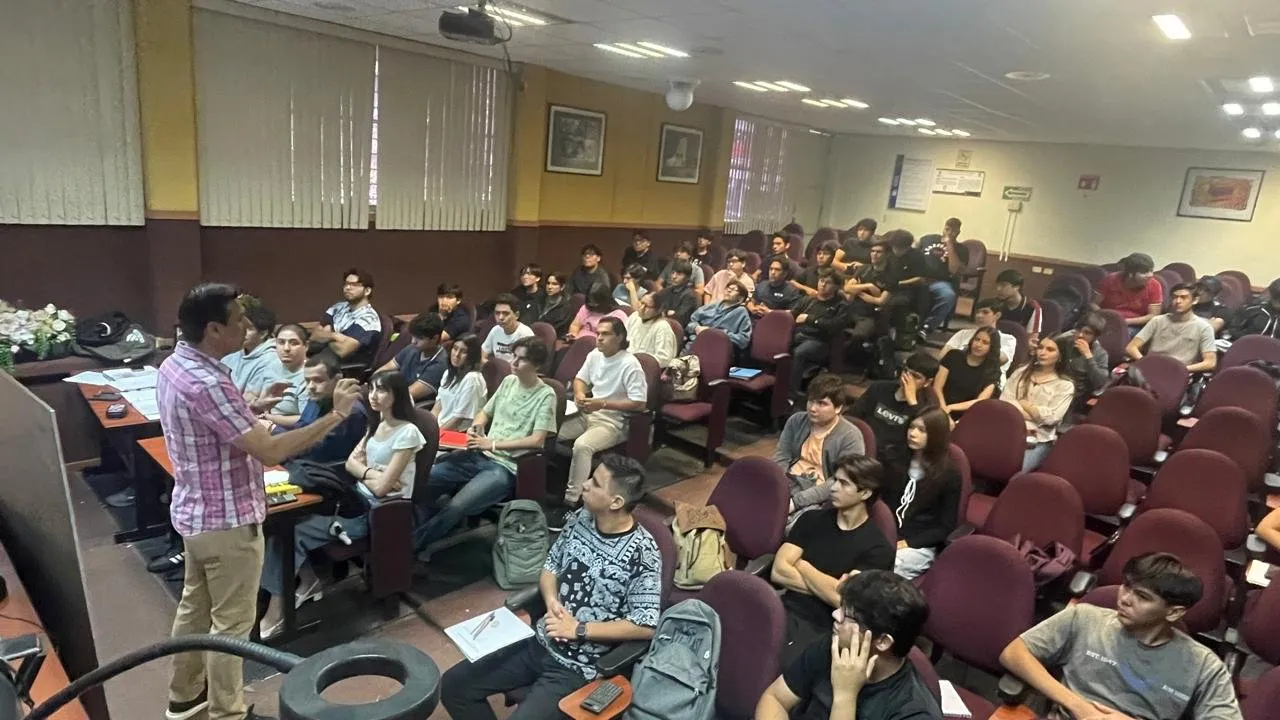Autoridades de la UAS fortalecen la comunicación con sus estudiantes en las aulas de unidades académicas, con el objetivo de reforzar en el ámbito de competencias universitarias la seguridad de todas y todos Autoridades de la UAS fortalecen la comunicación con sus estudiantes en las aulas de unidades académicas, con el objetivo de reforzar en el ámbito de competencias universitarias la seguridad de todas y todos
