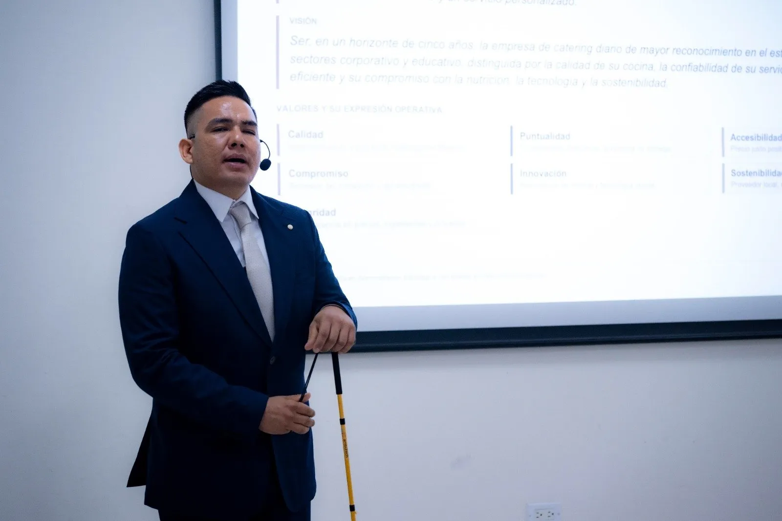 Manuel Valdez Valenzuela convierte la inclusión en una historia de éxito académico y presenta en la UAS un modelo de negocio de catering para empresas de Culiacán Manuel Valdez Valenzuela convierte la inclusión en una historia de éxito académico y presenta en la UAS un modelo de negocio de catering para empresas de Culiacán