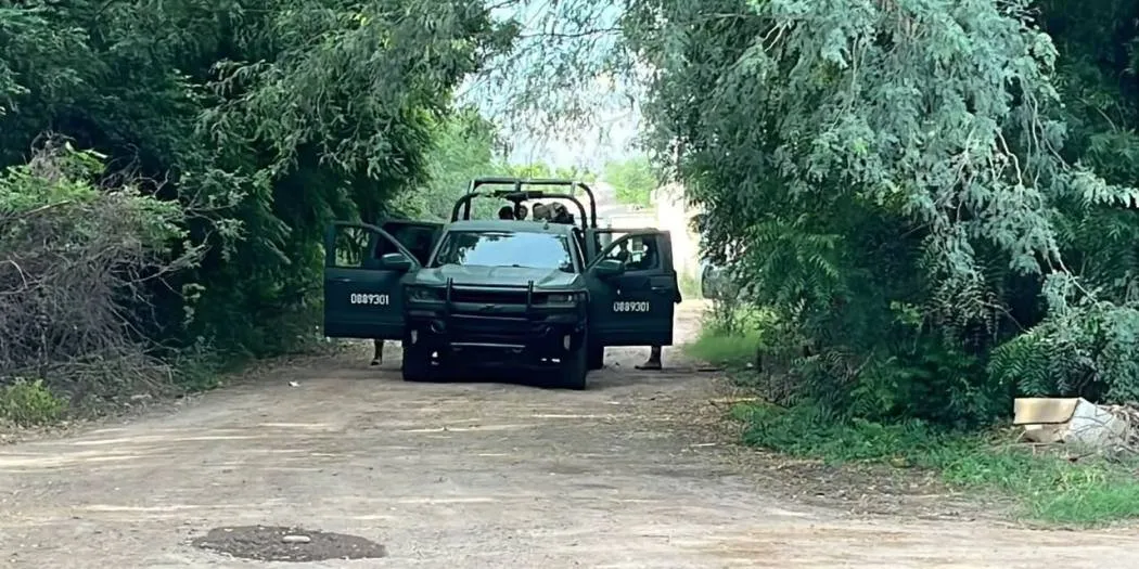 Aseguran búnker con 8 trocas blindadas en plena colonia de Guasave; Ejército espera orden de cateo Aseguran búnker con 8 trocas blindadas en plena colonia de Guasave; Ejército espera orden de cateo