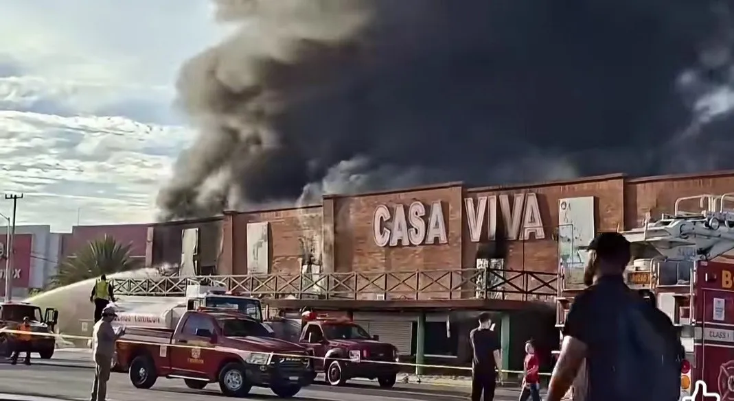 Voraz incendio consume tienda Casa Viva; no hay lesionados Voraz incendio consume tienda Casa Viva; no hay lesionados