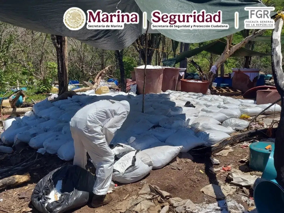 Contundente golpe al narcotráfico: Aseguran más de 16 toneladas de metanfetamina en Sinaloa en un operativo con participación de la DEA Contundente golpe al narcotráfico: Aseguran más de 16 toneladas de metanfetamina en Sinaloa en un operativo con participación de la DEA