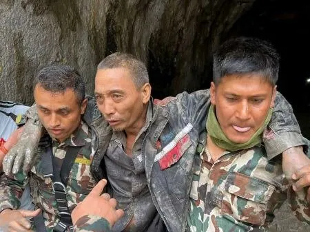 Milagro en el Himalaya: Rescatan con vida a ciudadano chino tras 10 días atrapado en una grieta en Nepal Milagro en el Himalaya: Rescatan con vida a ciudadano chino tras 10 días atrapado en una grieta en Nepal
