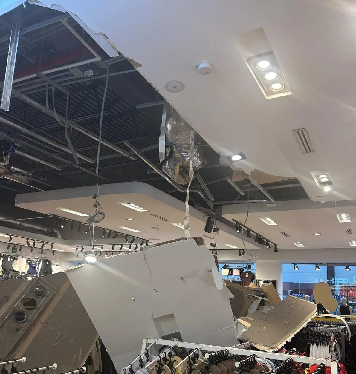 ¡Sustazo! Colapsa plafón de boutique en plaza comercial de Los Mochis ¡Sustazo! Colapsa plafón de boutique en plaza comercial de Los Mochis